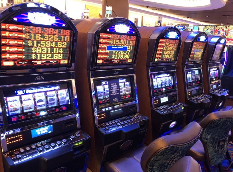 မိုဘိုင်းဖုန်းဖြင့် Sportsbook Casino Slots ကစားခြင်း